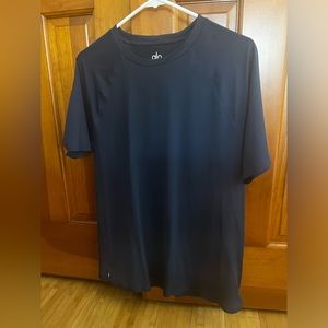 Alo Yoga Crew Neck Tee. Men’s Medium. Navy. Shirt sleeve staple. Little wear.